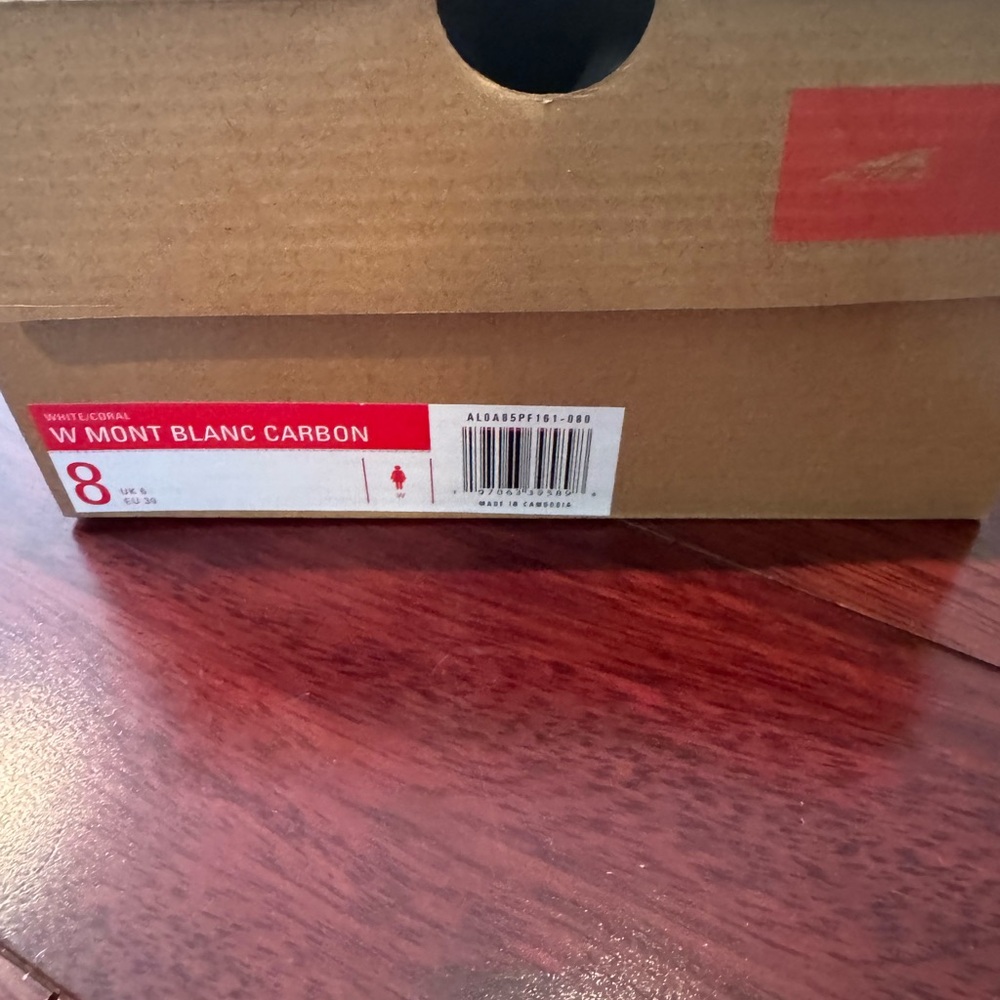 Women’s Altra Mont Blanc Carbon - New In Box - Picture 2 of 4